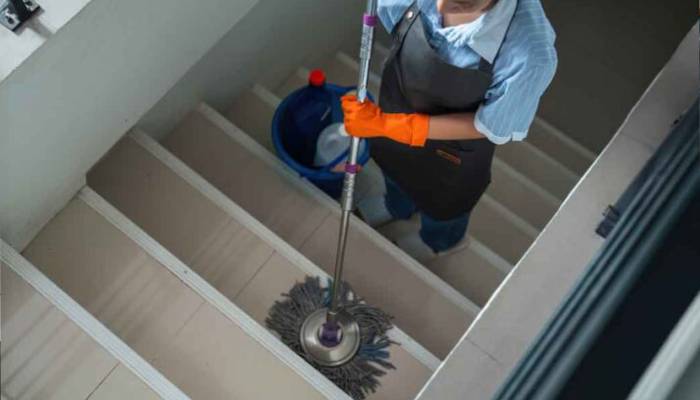 نظافت راه پله در اصفهان توسط سامان خدمت